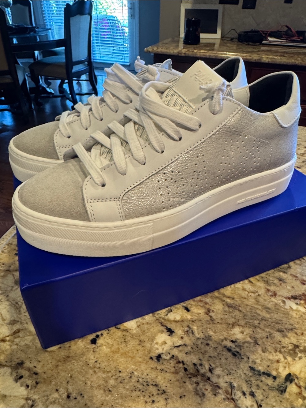P448 S22THEA-W Women's Low-Top White and Silver Platform Lace-Up Sneaker (9) New